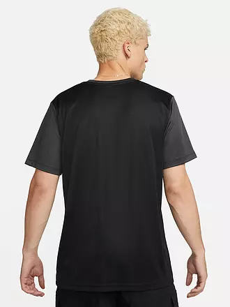 NIKE | Herren T-Shirt Sportswear Repeat | schwarz