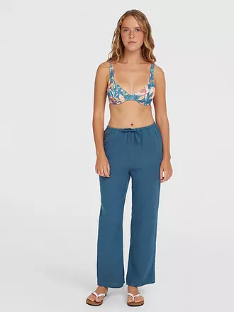 O'NEILL |  Mit der leichten Brenda Hose begleiten dich unbeschwerte Beach-Vibes überall hin. Die Hose mit hohem Bund und geradem Bein hat einen knöchellangen Schnitt und Eingrifftaschen für eine klassische Silhouette. Der eingearbeitete elastische Bund sorgt daf | hellblau