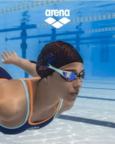 Ein Schwimmer mit schwarzer Schwimmkappe und reflektierender Schwimmbrille gleitet unter Wasser in einem mit Bahntrennwänden markierten Becken. Der blaue Badeanzug ist mit orangefarbenen Verzierungen versehen. Das Wasser ist klar, und darüber ist das Arena-Logo zu sehen.