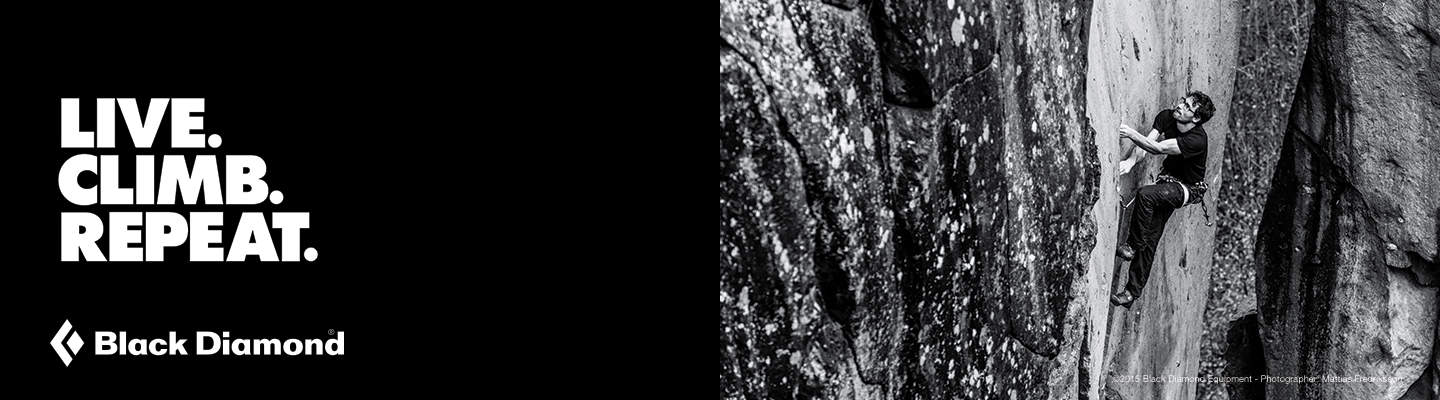 Ein Schwarzweißbild, das einen Kletterer zeigt, der eine steile Felswand hinaufsteigt. Auf der linken Seite steht der Text: „LIVE. CLIMB. REPEAT.“ mit dem Black Diamond-Logo darunter.