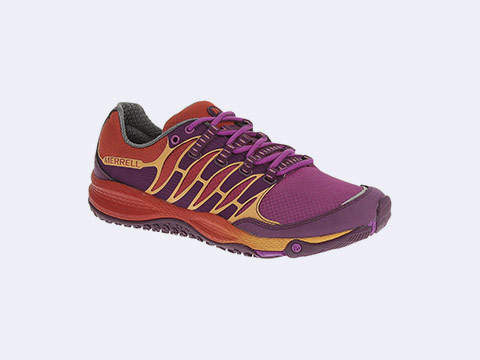 Ein lebhafter Sportschuh in Lila und Rot mit orangefarbenen Akzenten und dem Markennamen an der Seite. Das Design umfasst eine strukturierte Sohle für Halt und ein Mesh-Obermaterial für Atmungsaktivität.