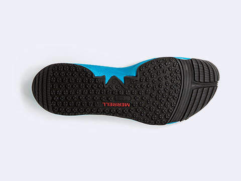 Schuhsohle mit strukturiertem schwarzem Gummiprofil mit kleinen, runden Noppen. Der Mittelfußbereich ist rot mit dem Wort „MERRELL“ hervorgehoben. Der obere Teil des Schuhs erscheint in Blau. Zehen- und Fersenbereich haben parallele Rillen.