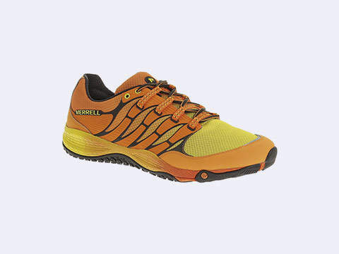 Ein farbenfroher Sportschuh mit Orange- und Gelbtönen und schwarzen Akzenten. Der Schuh verfügt über ein Mesh-Design für Atmungsaktivität und hat eine robuste Sohle, die sich zum Trailrunning eignet. Der Markenname ist auf der Seite sichtbar.