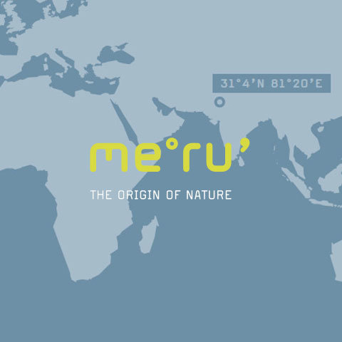Karte mit dem indischen Subkontinent und dem Text „me'ru'“ in Gelb und „DER URSPRUNG DER NATUR“ in Weiß. Die Koordinaten „31°4'N 81°20'E“ erscheinen in einem blauen Feld. Der Hintergrund ist eine vereinfachte Kartenskizze.