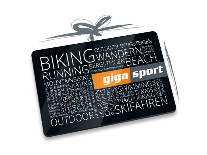 Eine Geschenkkarte mit der Aufschrift „Giga Sport“ in Orange und Weiß auf schwarzem Hintergrund, auf dem in unterschiedlichen Schriftarten und Ausrichtungen verschiedene Sportaktivitäten wie Radfahren, Wandern, Schwimmen und Skifahren beschrieben sind.
