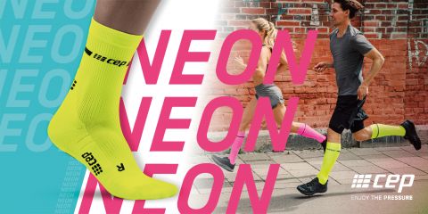 Ein dynamisches Bild mit einer übergroßen gelben CEP-Kompressionssocke links über dem Text „NEON“ und rechts einem Mann und einer Frau, die in hellen Kompressionssocken an einer Backsteinmauer entlanglaufen. Das CEP-Logo und der Slogan befinden sich in der unteren Ecke.