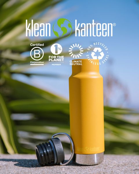 Die gelbe Klean Kanteen-Flasche mit abgenommenem schwarzen Deckel und Metallring liegt im Freien. Grüne Blätter und blauer Himmel bilden den Hintergrund. Über der Flasche sind Zertifizierungen für Nachhaltigkeit und Recyclingmaterialien angebracht.