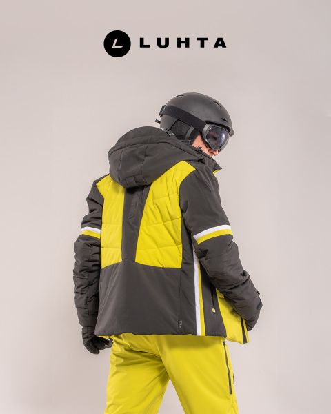 Person in schwarz-gelber Skijacke und -hose, mit Helm und Schutzbrille, von hinten gesehen. Oben ist das „LUHTA“-Logo auf einem einfarbigen Hintergrund zu sehen.