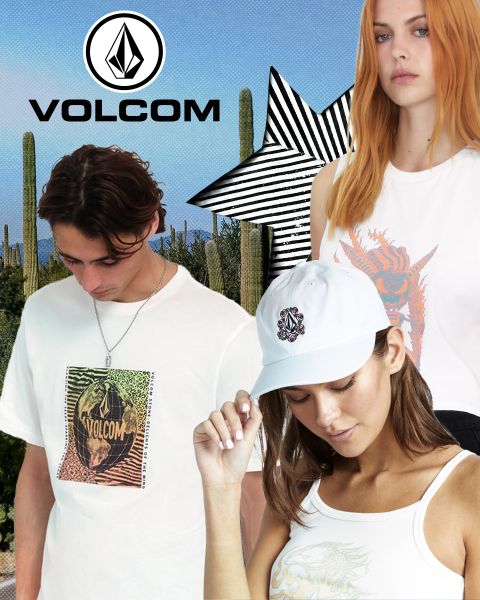 Drei Models in Volcom-Kleidung stehen vor einer Wüstenkulisse mit Kakteen. Das männliche Model trägt ein weißes T-Shirt mit Grafik, das weibliche Model mit orangefarbenen Haaren ein weißes Top und das andere weibliche Model eine Cap und ein weißes Tanktop. Oben Volcom-Logo.