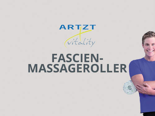 Eine Person im blauen Shirt hält einen Massageroller, daneben steht auf hellem Untergrund der Schriftzug „Artzt Vitality Faszien-Massageroller“.