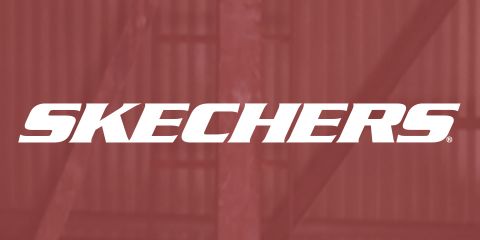 Weißes Skechers-Logo auf einem rotbraunen Hintergrund mit vertikalen und diagonalen Linien.