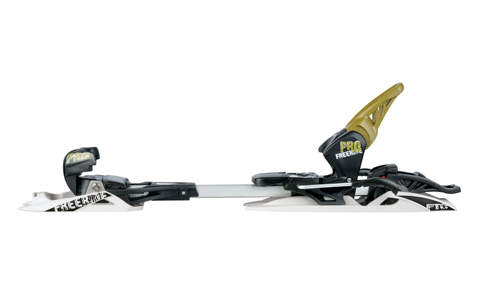 Seitenansicht einer Skibindung mit elegantem schwarz-weißem Design und gelbem Hebel. Der Modellname „Freeride“ ist gut zu erkennen. Die robuste Konstruktion sorgt für eine sichere Befestigung an Skischuhen.