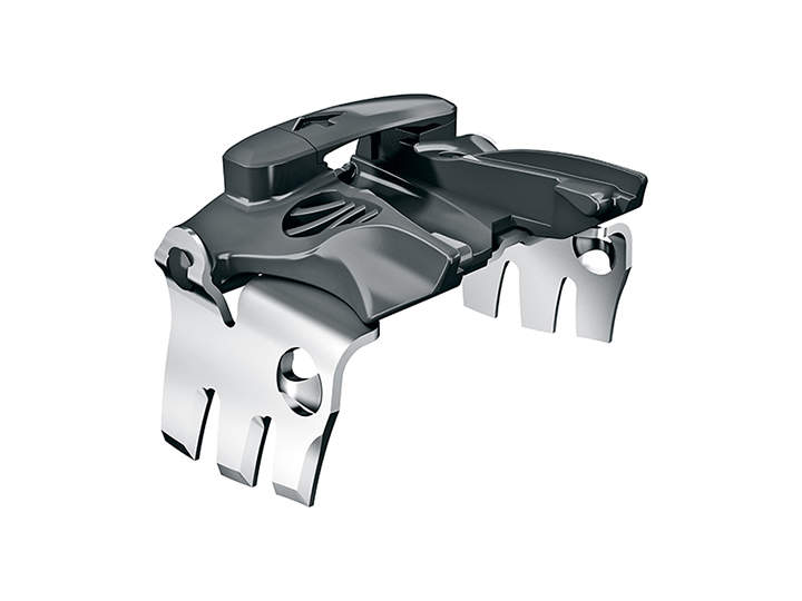 Nahaufnahme einer schwarz-silbernen mechanischen Skibindungskomponente mit schlankem, eckigem Design, gefederten Zinken und einem einstellbaren Verriegelungsmechanismus.