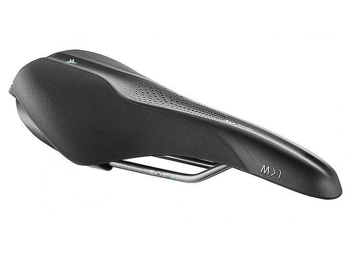 Schwarzer Fahrradsattel mit ergonomischem Design, einer glatten Oberfläche mit kleinen Perforationen an der Oberseite zur Belüftung. Er hat eine schlanke, aerodynamische Form und darunter sichtbare Metallschienen zur Befestigung.