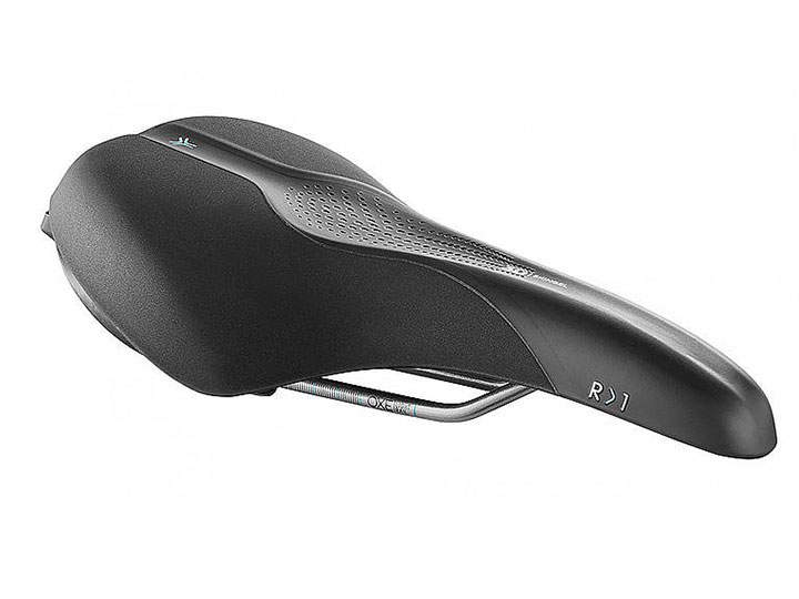 Ein schwarzer, ergonomischer Fahrradsattel mit schlankem Design, weichen Konturen, gepolstertem Sitz und kleinen Perforationen zur Belüftung. Die Unterseite weist Metallstützschienen auf.