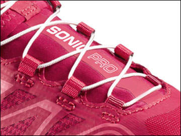 Nahaufnahme eines roten Sportschuhs mit weißen Schnürsenkeln und den Worten „SONIC PRO“ an der Seite. Das Schuhdesign umfasst Mesh und verstärkte Nähte.