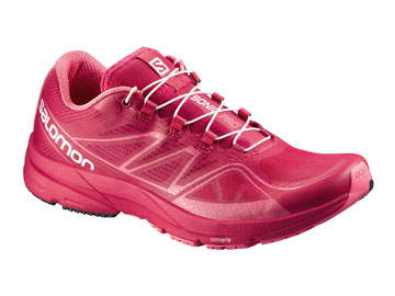 Ein rosa Sportschuh mit weißen Schnürsenkeln und Markenzeichen an den Seiten und der Zunge. Der Schuh hat ein schlankes, aerodynamisches Design mit leicht erhöhtem Absatz und einer schwarzen Gummilaufsohle, was darauf hinweist, dass er zum Laufen oder für sportliche Aktivitäten geeignet ist.