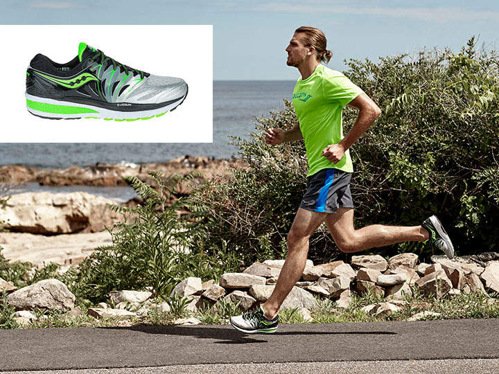 Ein Mann in einem hellgrünen Hemd und schwarzen Shorts läuft auf einem Pfad am Meer entlang, im Hintergrund ist Grün zu sehen. Ein eingefügtes Bild zeigt einen grau-grünen Sportschuh mit schwarzen Details.