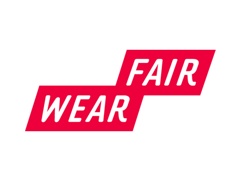 Das Bild zeigt ein Logo mit den Worten „FAIR WEAR“ in Weiß, dargestellt auf zwei roten, leicht versetzten Rechtecken. Der Text ist in fetten Großbuchstaben gehalten. Der Hintergrund ist weiß.