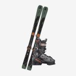 Ein Paar grün-schwarze Skier stehen aufrecht neben einem schwarzen Skischuh mit orangefarbenen Akzenten, beide auf weißem Hintergrund.