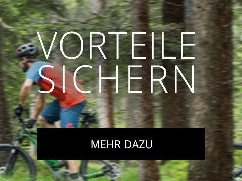 Ein Radfahrer im rot-blauen Outfit fährt durch einen Wald. Auf dem Bild steht der Text „VORTEILE SICHERN“ und darunter ein schwarzer Button mit der Aufschrift „MEHR DAZU“.
