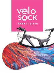Ein Fahrrad, das teilweise mit einer bunten Schutzhülle mit roten und blauen Mustern bedeckt ist. Darüber ein rosa Quadrat mit den Worten „Velo Sock“ und „Keep it clean“.