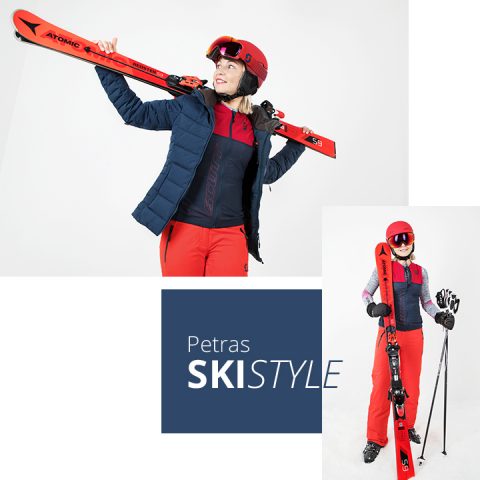 Eine Person in rot-blauer Skiausrüstung, einschließlich Helm und Schutzbrille, hält rote Skier. Es gibt ein größeres Bild, auf dem die Person auf die Skier schaut, und ein kleineres Bild, auf dem sie lächelnd Skier und Stöcke hält. Der Text lautet „Petras SKISTYLE“.