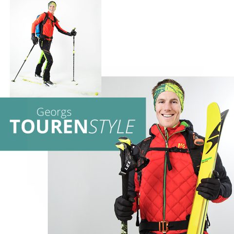 Lächelnde Person in rot-schwarzem Ski-Outfit mit Skiern und Stöcken vor weißem Hintergrund. Sie trägt ein grünes Stirnband. Der Text lautet „Georgs TOURENSTYLE“. Ein eingefügtes Bild zeigt sie beim Skifahren.