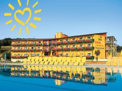 Ein farbenfrohes Hotel mit roten und gelben Akzenten, umgeben von üppigem Grün. Im Vordergrund spiegelt ein Pool mit gelb gestreiften Liegestühlen das Gebäude wider. In der oberen linken Ecke befindet sich eine gelbe Sonne in Herzform.
