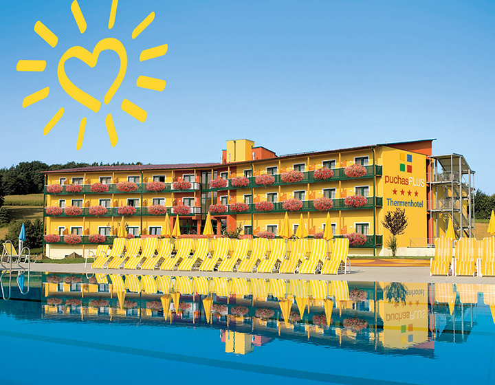 Ein farbenfrohes Hotel mit roten und gelben Akzenten, umgeben von üppigem Grün. Im Vordergrund spiegelt ein Pool mit gelb gestreiften Liegestühlen das Gebäude wider. In der oberen linken Ecke befindet sich eine gelbe Sonne in Herzform.