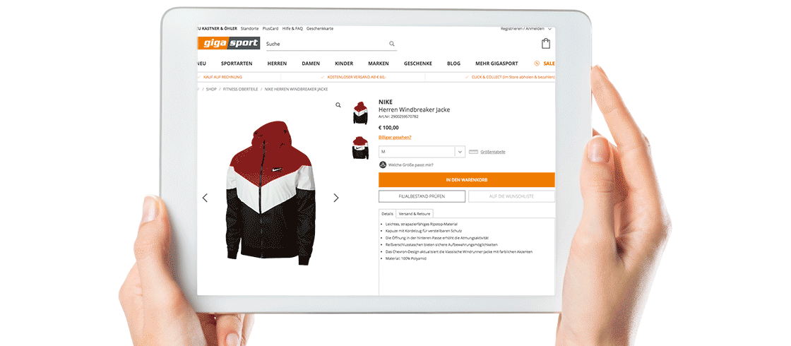 Hände halten ein Tablet, auf dem eine Online-Shop-Seite für eine Nike Windrunner-Jacke angezeigt wird. Die Jacke ist rot, weiß und schwarz, mit Produktdetails und einem Preis von 109,99 €. Die Seite enthält Optionen für Größe und Menge sowie eine orangefarbene Schaltfläche „In den Warenkorb“.