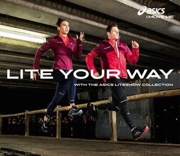 Zwei Personen joggen nachts unter einer Brücke und tragen reflektierende Sportbekleidung aus der Asics Liteshow-Kollektion. Auf dem Bild ist der Text „Lite Your Way“ zu sehen.