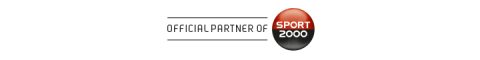 Logo mit dem Text „Offizieller Partner von Sport 2000“. Es besteht aus zwei horizontalen Linien und einem Kreis, der in eine rote und eine schwarze Hälfte geteilt ist, wobei auf der roten Hälfte „Sport“ in Weiß steht und auf der schwarzen Hälfte „2000“ in Weiß.