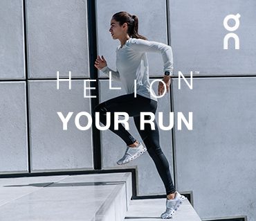 Eine Person in Sportkleidung läuft Betonstufen neben einer modernen, geometrischen Wand hinauf. Die Worte „Helion Your Run“ sind über das Bild gelegt, mit einem Logo in der oberen rechten Ecke.