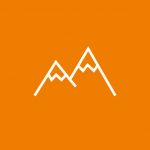 Einfache weiße Strichzeichnung von zwei Gipfeln, die Bergen ähneln, vor einem orangefarbenen Hintergrund.