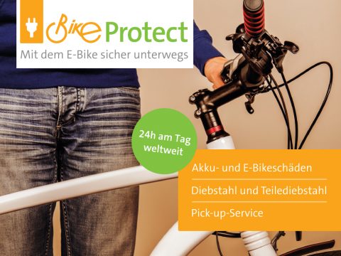Eine Person in einer blauen Jacke hält einen E-Bike-Lenker. Auf einer Werbegrafik steht „BikeProtect – Mit dem E-Bike sicher unterwegs“, mit einer Auflistung: „Akku- und E-Bikeschäden, Diebstahl und Teilediebstahl, Pick-up-Service“. Ein grüner Kreis sagt „24h am Tag weltweit“.