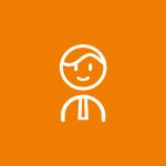 Symbol einer lächelnden Person mit Krawatte, dargestellt in einer einfachen weißen Strichzeichnung auf orangefarbenem Hintergrund.