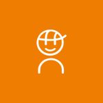 Eine minimalistische weiße Strichzeichnung auf orangefarbenem Hintergrund zeigt eine Strichfigur mit einem kugelförmigen Kopf und einem lächelnden Gesicht. Die Figur hat keine Gliedmaßen, nur einen Kopf und eine gebogene Linie, die den Körper darstellt.