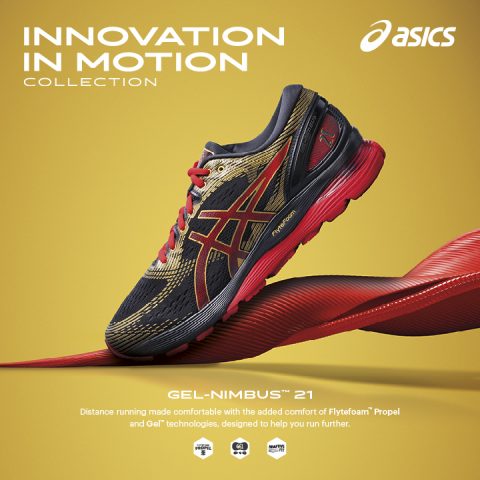Schwebender schwarz-roter Laufschuh mit goldenen Akzenten aus der Asics Gel-Nimbus 21 Innovation in Motion-Kollektion. Der Text hebt die Flytefoam Propel- und Gel-Technologien für verbesserten Komfort beim Langstreckenlauf hervor.