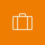 Eine einfache weiße Strichzeichnung eines Koffers ist auf einem orangefarbenen Hintergrund zentriert. Der Koffer hat oben einen Griff und ist mit einem Rechteck in der Mitte und zwei schmaleren Rechtecken auf jeder Seite dargestellt.