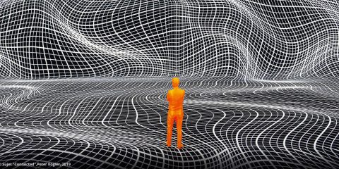 Eine Person in Orange steht in einer riesigen, surrealen Landschaft mit einem Gittermuster aus weißen Linien auf schwarzem Hintergrund, das einer digitalen oder virtuellen Umgebung ähnelt. Die Linien bilden eine wellenförmige Oberfläche.