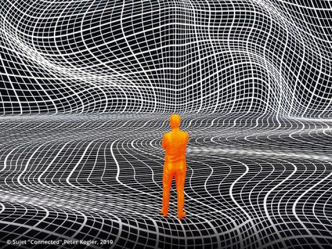 Eine orangefarbene Figur steht auf einem Boden mit einem Gittermuster, das sich nahtlos an den Wänden und der Decke fortsetzt und die Illusion eines verzerrten, welligen Raums erzeugt. Die Gitterlinien sind weiß vor einem schwarzen Hintergrund. © Sujet „Connected“ Peter Kogler, 2019.
