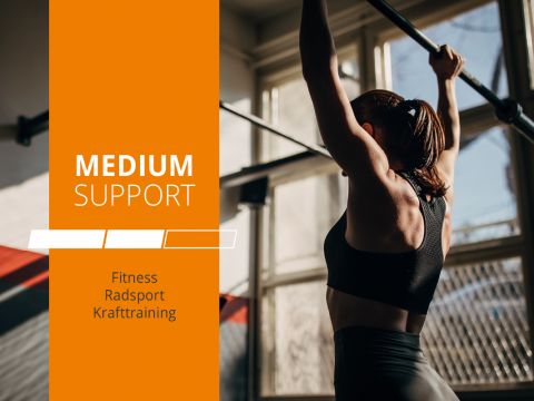 Frau in Trainingskleidung macht Klimmzüge in einem Fitnessstudio, durch dessen Fenster Sonnenlicht fällt. Auf einem vertikalen orangefarbenen Banner steht „Mittlere Unterstützung“ und listet die Aktivitäten auf: Fitness, Radsport und Krafttraining.