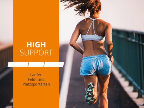 Frau, die in einem weißen Sport-BH und blauen Shorts über eine Brücke läuft, abgebildet in einer Werbung für Sportbekleidung mit hohem Halt. Auf einem orangefarbenen vertikalen Banner auf der linken Seite steht „High Support“ und „Laufen Feld- und Platzsportarten“.