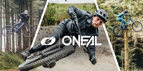 Drei Radfahrer führen in einem Wald Tricks auf Mountainbikes aus. Sie tragen Schutzkleidung und Helme. Das mittlere Bild zeigt eine Nahaufnahme eines Fahrers, der sich in eine Kurve legt. In der Mitte ist das weiße Markenlogo von „ONEAL“ deutlich zu erkennen.