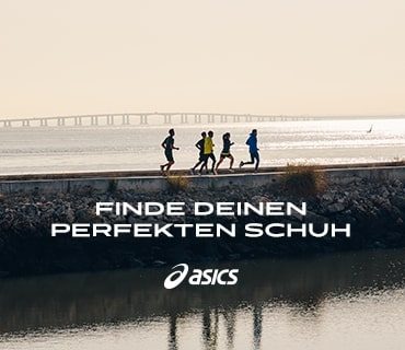 Vier Personen joggen einen Uferweg entlang, im Hintergrund eine Brücke. Der Text „Finde deinen perfekten Schuh“ und „Asics“ sind deutlich zu sehen. Die Atmosphäre ist ruhig und gelassen.