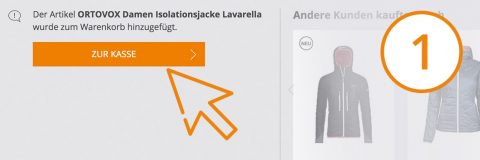 Ein Online-Warenkorb-Bildschirm mit der Benachrichtigung, dass ein Artikel, „ORTOVOX Damen Isolationsjacke Lavarella“, zum Warenkorb hinzugefügt wurde. Ein großer orangefarbener Cursor zeigt auf eine Schaltfläche mit der Aufschrift „ZUR KASSE“. Eine Seitenleiste zeigt ähnliche Produkte.