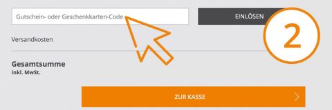 Ein Online-Formular zur Eingabe eines Gutschein- oder Geschenkkartencodes, bei dem ein großer Pfeil auf das Textfeld zeigt. Außerdem gibt es einen Button mit der Aufschrift „Einlösen“ und unterhalb des Gesamtbetrags inklusive Mehrwertsteuer einen weiteren Button mit der Aufschrift „Zur Kasse“.