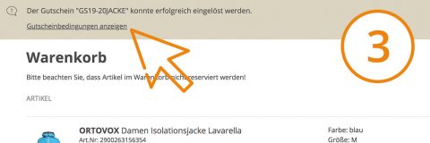Screenshot einer Warenkorbseite mit einer Bestätigungsmeldung zum Einlösen des Gutscheincodes „GS19-20JACKE“. Es gibt einen anklickbaren Link zu den Geschäftsbedingungen. Der Seitentitel lautet „Warenkorb“ mit einer Artikelliste für eine Damenjacke. Orangefarbenes Symbol mit der Nummer 3 auf der rechten Seite.
