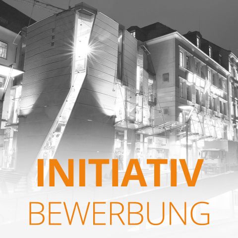 Schwarzweißfoto eines modernen Gebäudes mit heller, eckiger Architektur. Die Worte „INITIATIV BEWERBUNG“ sind unten in fettem orangefarbenem Text eingeblendet.
